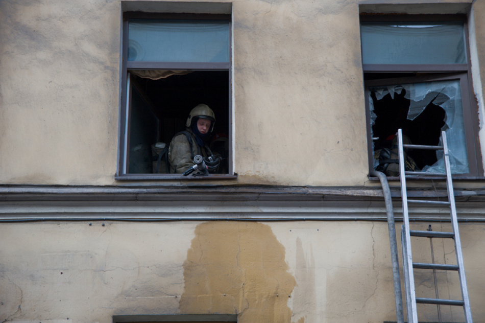 В МЧС рассказали, как пожарные спасли семью с ребенком из горящей квартиры